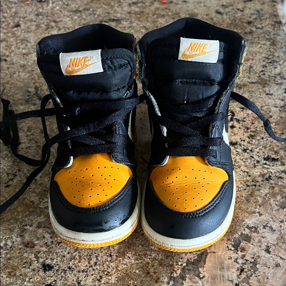 Nike Kids Black and Yellow Sneakers